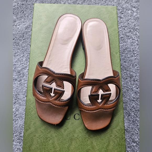 Interlocking G Sandals - Picture 4 of 9